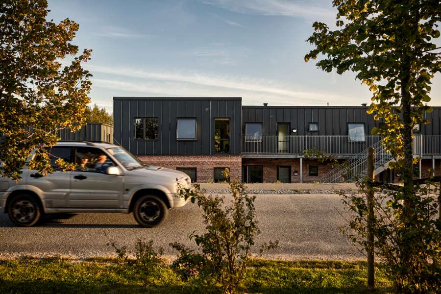Historischer Wald bekommt einen Seerosen-Nachbarn mit Stahlprofilen verkleidet, Åkandehaven, Langedam 1, 3250 Græsted, Dänemark